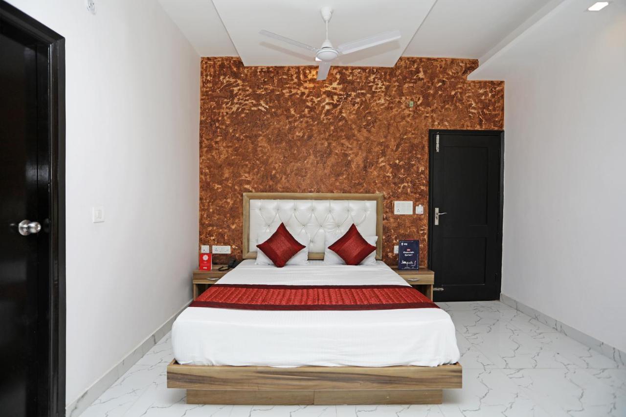 Oyo 12673 The Diplomat Inn Delhi Zewnętrze zdjęcie